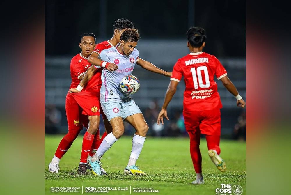 Aksi Hadi Fayyadh (tengah) ketika dicabar pemain Selangor FC dalam aksi Piala Malaysia pada Khamis lalu.