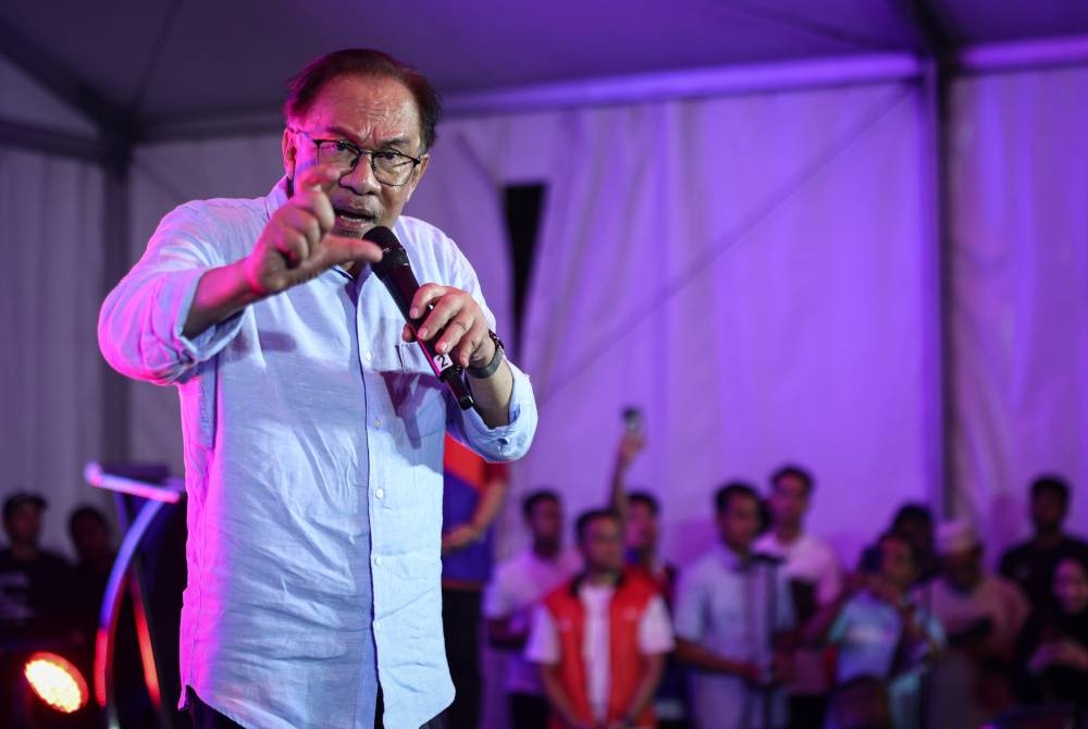 Anwar berucap pada Ceramah Mega Perdana sempena Pilihan Raya Negeri di Tapak Pasar Malam Ukay Perdana malam Ahad. - Foto Bernama