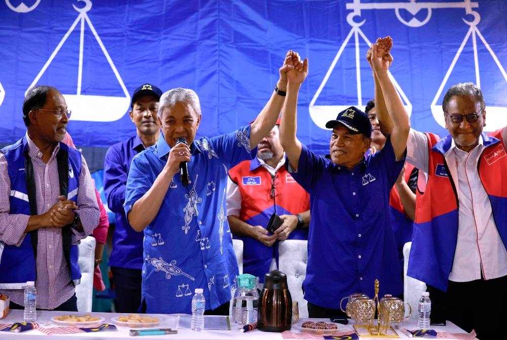 Ahmad Zahid (dua dari kiri) bersama Calon BN bagi DUN N.12 Jeram, Datuk Jahaya Ibrahim (dua dari kanan) hadir pada Majlis Doa Selamat Sempena Bulan Kebangsaan dan Kesejahteraan Madani di Dataran Mahmood Puncak Alam pada Ahad. - Foto Bernama