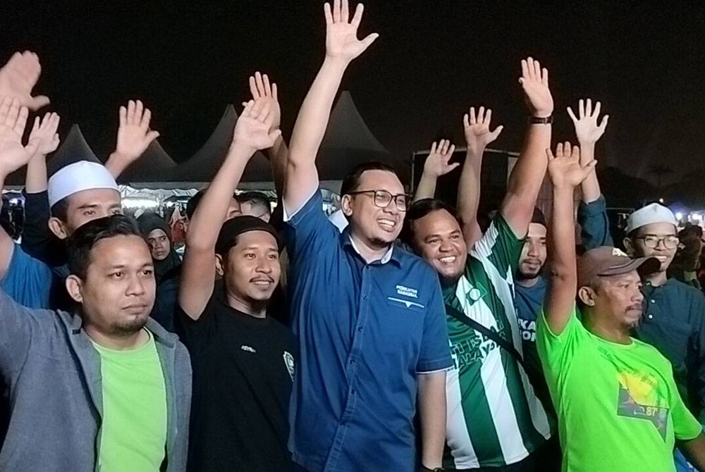 Afnan Hamimi (depan, tengah) bersama penyokong PN semasa hadir ke Ceramah Mega Perikatan Nasional bersama MB Kedah di Taman Ria di sini pada Ahad.