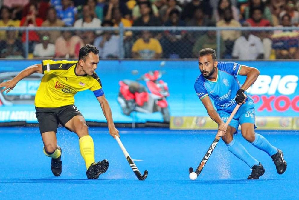 Antara aksi menarik perlawanan Malaysia menentang India dalam kejuaraan Trofi Juara-juara Asia di Stadium Mayor Radhakrishnan pada Ahad. - Foto Asia Hockey Federation