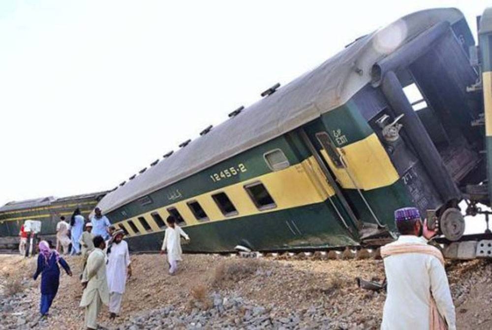 Sekurang-kurangnya 30 penumpang terbunuh manakala lebih 100 lagi cedera apabila 10 gerabak kereta api tergelincir di wilayah Sindh selatan Pakistan, pada Ahad. - Foto Facebook