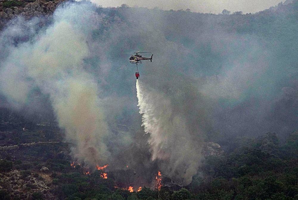 Pesawat terlibat dalam usaha memadam kebakaran hutan. - Foto The New York Times