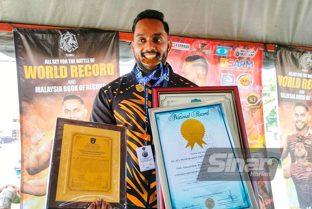 Jey ceria bersama sijil pengiktirafan yang diterimanya daripada Influencer Book of World Records dan MBOR.