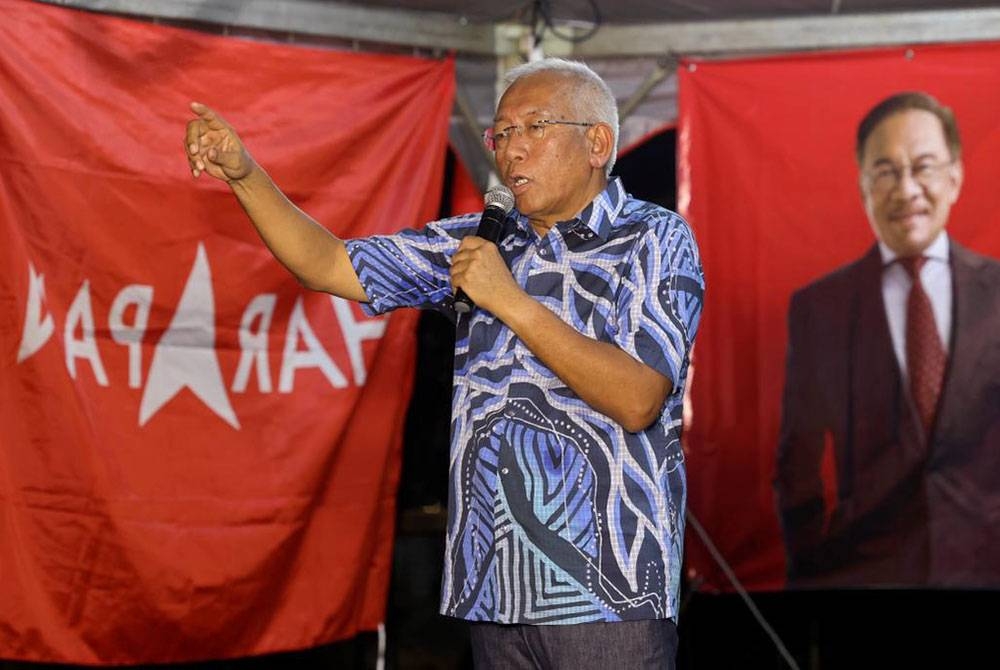 Mahdzir ketika berucap pada program Ceramah Pakatan Harapan-Barisan Nasional, di sini pada malam Ahad.