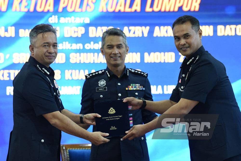 Mohd Shuhaily (tengah) menyaksikan Majlis Serah Terima Tugas Jawatan Timbalan Ketua Polis Kuala Lumpur membabitkan Pemangku Timbalan Ketua Polis Kuala Lumpur, Senior Asisten Komisioner Habibi Majinji (kiri) kepada Timbalan Ketua Polis Kuala Lumpur yang baharu, Datuk Azry Akmar Ayob. - Foto Sinar Harian/MOHD RAFIQ REDZUAN HAMZAH