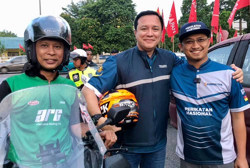 Eizlan bersama Muhammad Hanif (kanan) semasa berkempen di sekitar Gombak.