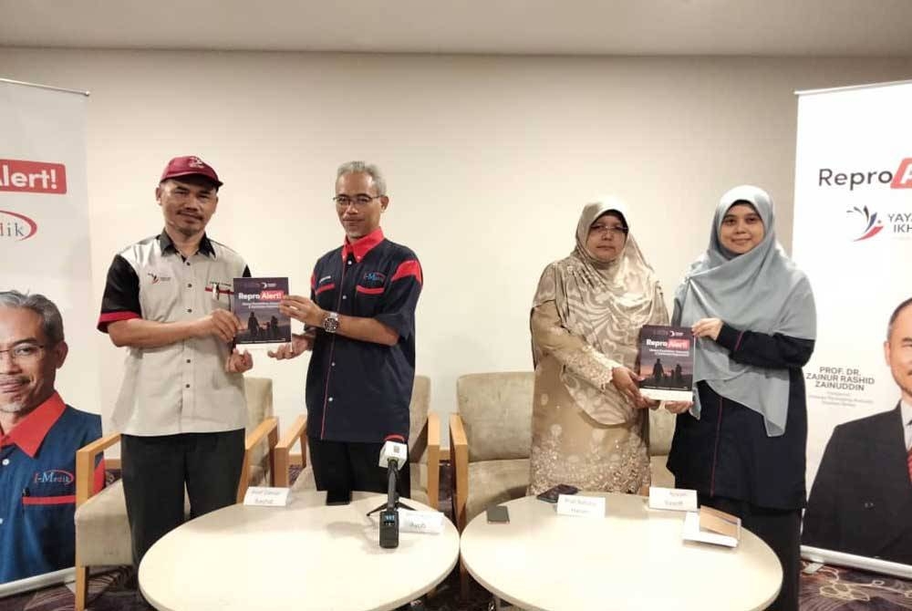 Dr Zainur (kiri), Dr Azizi (dua dari kiri) bersama Dr Rafidah (dua dari kanan) serta Dr Nor Azyati (kanan) selepas sidang media majlis Pelancaran modul ReproAlert pada Sabtu.