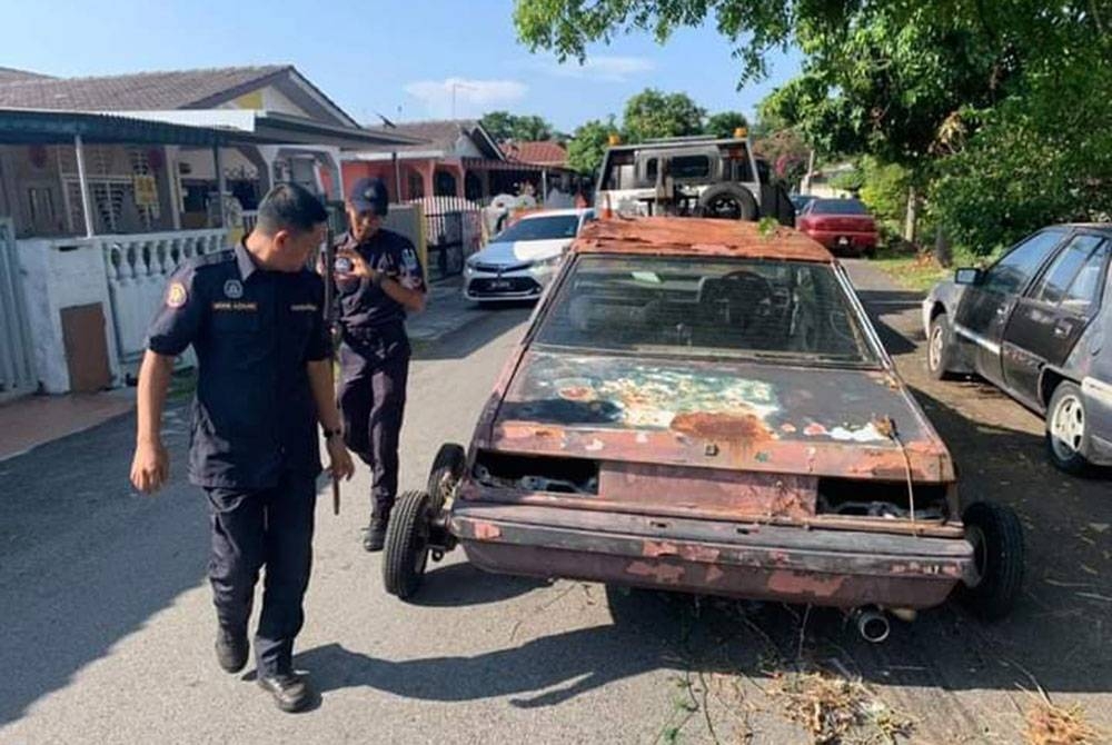 Kenderaan buruk tersadai menjadi sarang pembiakan nyamuk aedes disita MPK.