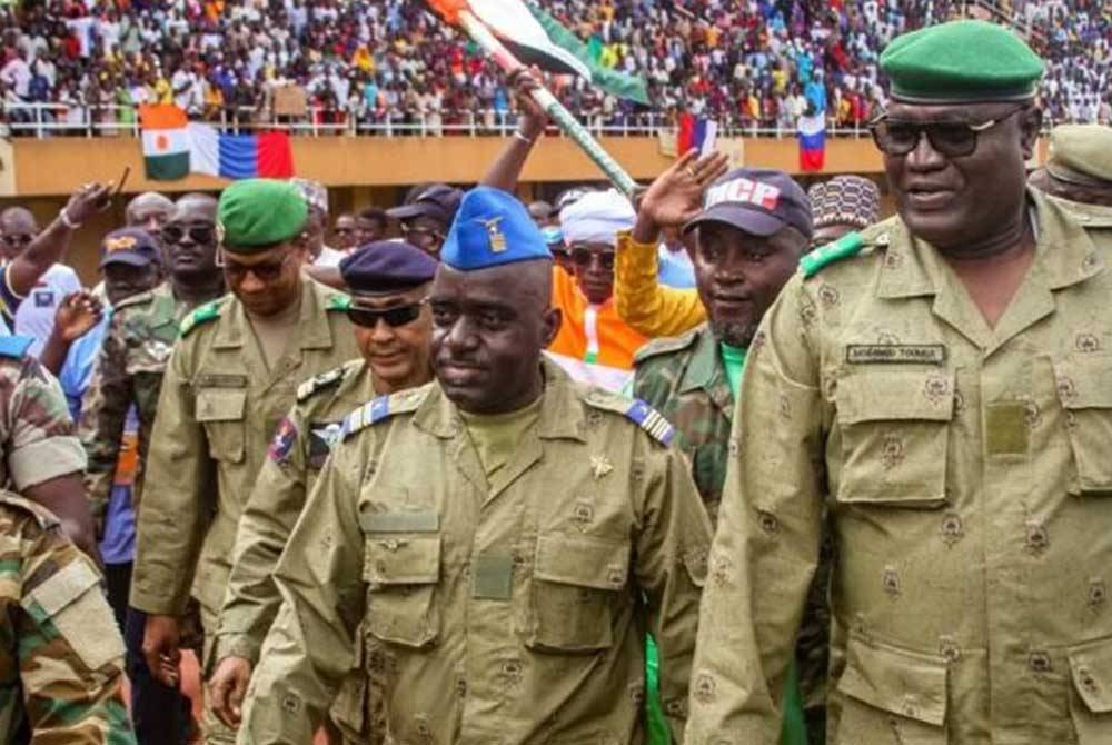 Junta Niger mengumumkan bahawa ruang udara negara ini telah ditutup sehingga diberitahu kelak sebagai tindak balas terhadap kemungkinan campur tangan ketenteraan daripada ECOWAS.