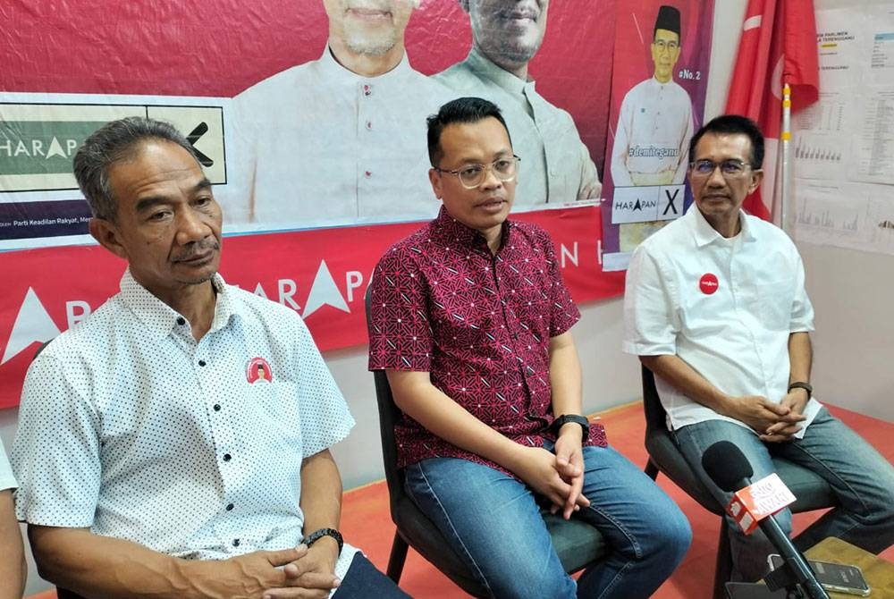 Nik Nazmi (tengah) ketika sidang akhbar selepas meninjau gerak kerja PKR bersama calon PRK Parlimen Kuala Terengganu, Azan Ismail di sini pada Isnin.