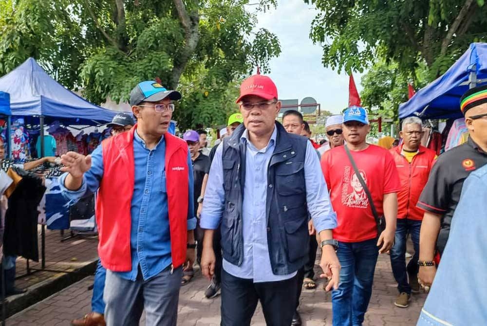 Saifuddin turun menyantuni peniaga bersama calon PH DUN Kubang Rotan, Mohd Asmirul Anuar Aris di Pasar Besar Alor Setar, pada Isnin.