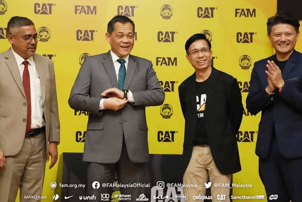 Hamidin (dua dari kiri) ketika Majlis Pelancaran Jam Tangan Edisi Terhad CAT x Harimau Malaya di Wisma FAM Kelana Jaya pada Isnin.