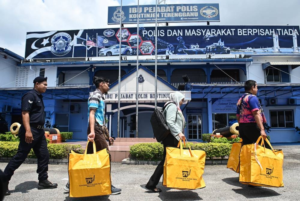 Petugas SPR membawa peti undi sebagai persiapan mengundi awal sempena Pilihan Raya Negeri (PRN) di Pusat Pengundian Awal, Ibu Pejabat Polis Kontinjen Kuala Terengganu hari ini. - Foto Bernama