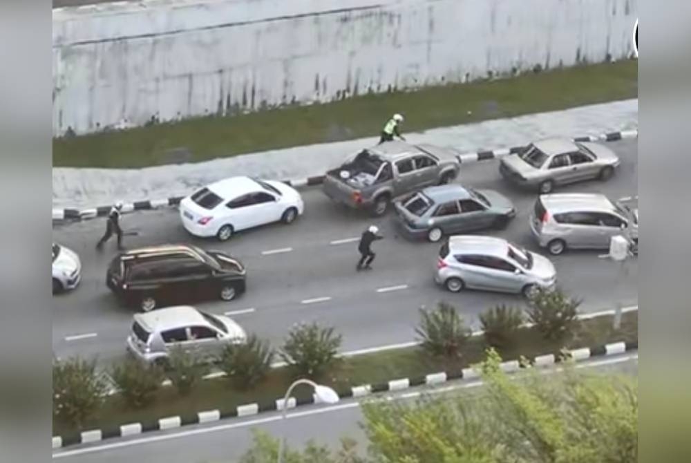 Video tular memaparkan insiden anggota polis melepaskan tembakan ke arah tayar kenderaan yang dinaiki dua penjenayah di Kepong, pada Isnin.