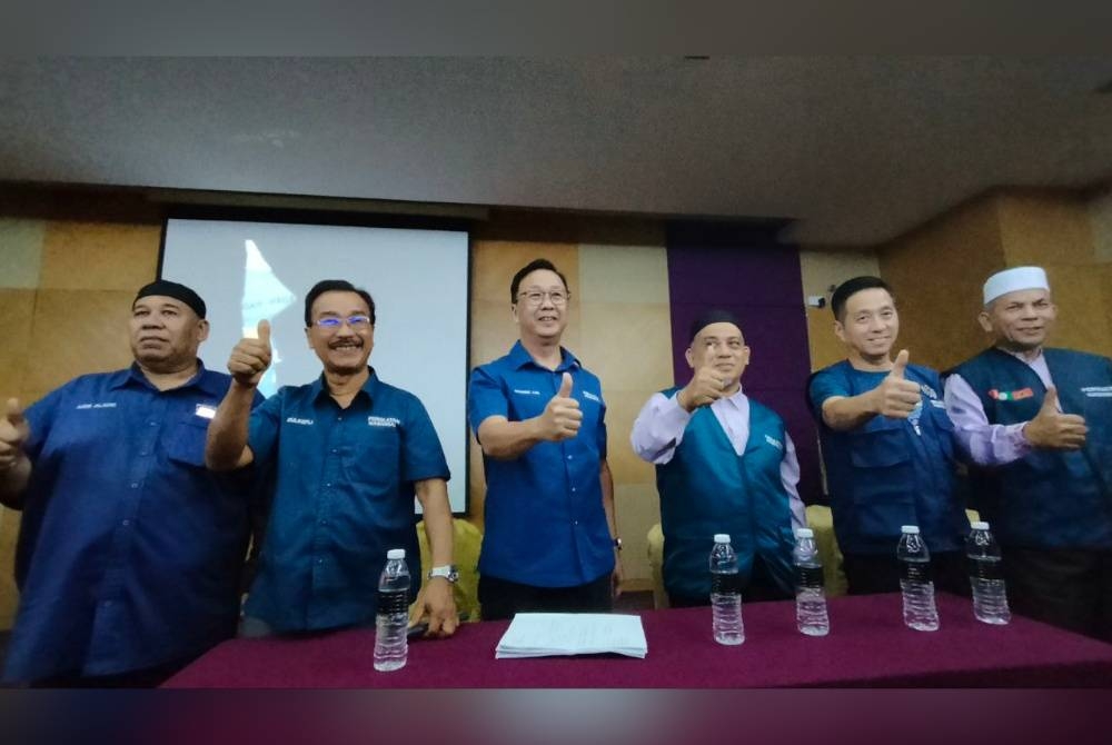 Dominic (tiga dari kiri) bersama pimpinan PN Pulau Pinang selepas melancarkan manifesto pada Isnin.