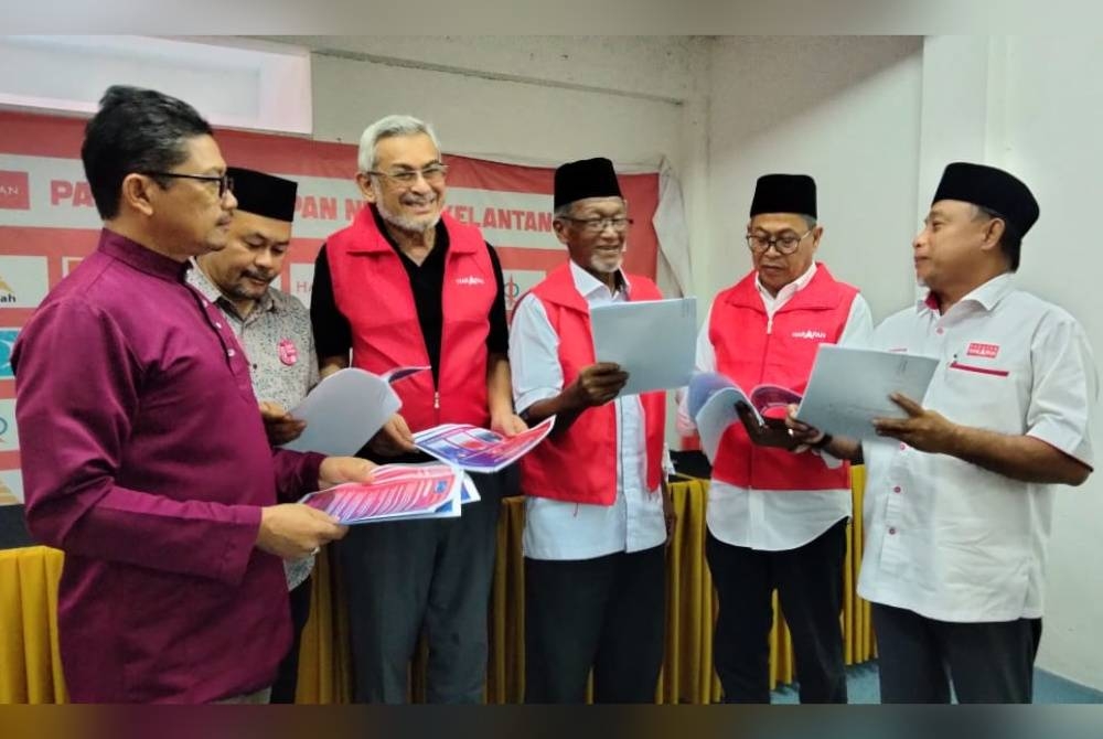 Khalid (tiga dari kiri) ketika sidang media memperkenalkan calon Amanah pada Isnin.