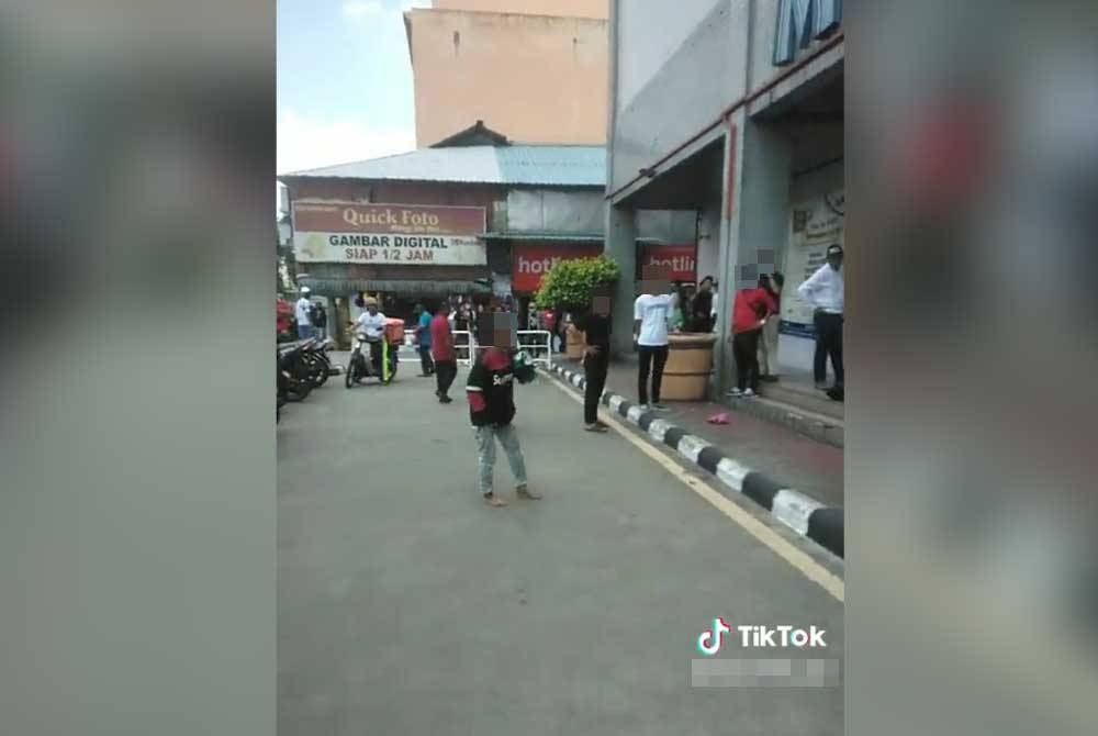 Tangkap layar media sosial memaparkan seorang wanita mengamuk di hadapan sebuah pasar raya di Klang kerana diminta tidak meninggalkan dua anaknya di dalam premis tersebut oleh pihak keselamatan pada Isnin.