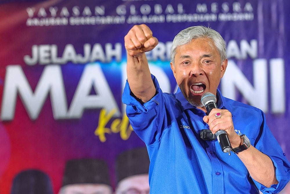 Ahmad Zahid menyampaikan Ceramah Mega Jelajah Perpaduan Madani di Barisan Nasional Command Centre, Batang Merbau. - Foto Bernama