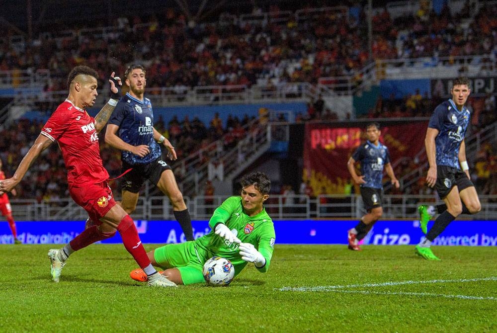 Ayron (kiri) melakukan percubaan ketika aksi Liga Super, Selangor menentang KL City di Stadium Bola Sepak Majlis Bandaraya Petaling Jaya, pada Selasa.