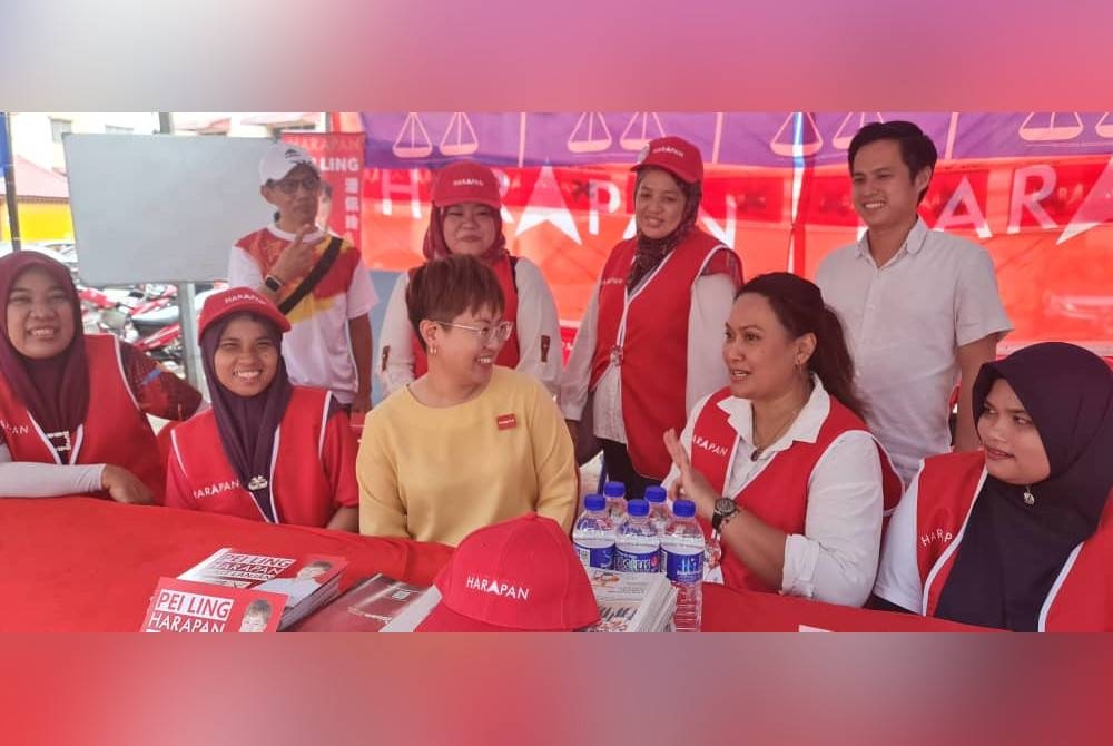 Pua Pei Ling sempat beramah mesra dengan jenteranya ketika berkempen di Damansara Damai pada Selasa.