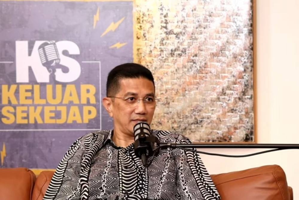 Mohamed Azmin ketika ditemu bual dalam program Keluar Sekejap dikelolakan Khairy Jamaluddin dan Shahril Hamdan pada Selasa.