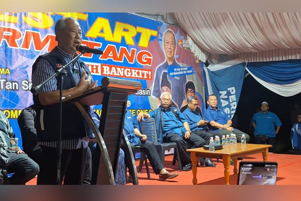 Muhyiddin ketika berucap semasa Program Restart Permatang, Ayuh Bangkit Tanjong Karang di sini malam Selasa.