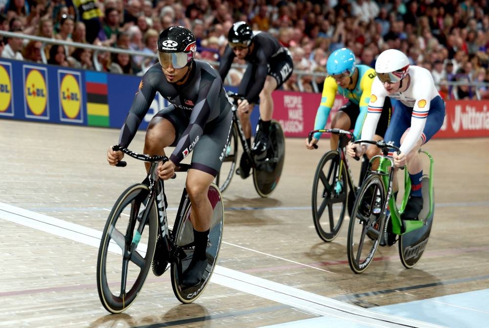 Azizulhasni (kiri) mengungguli saringan ketiga pusingan pertama acara keirin lelaki pada Kejohanan Berbasikal Trek Dunia di Glasgow pada awal pagi Rabu.