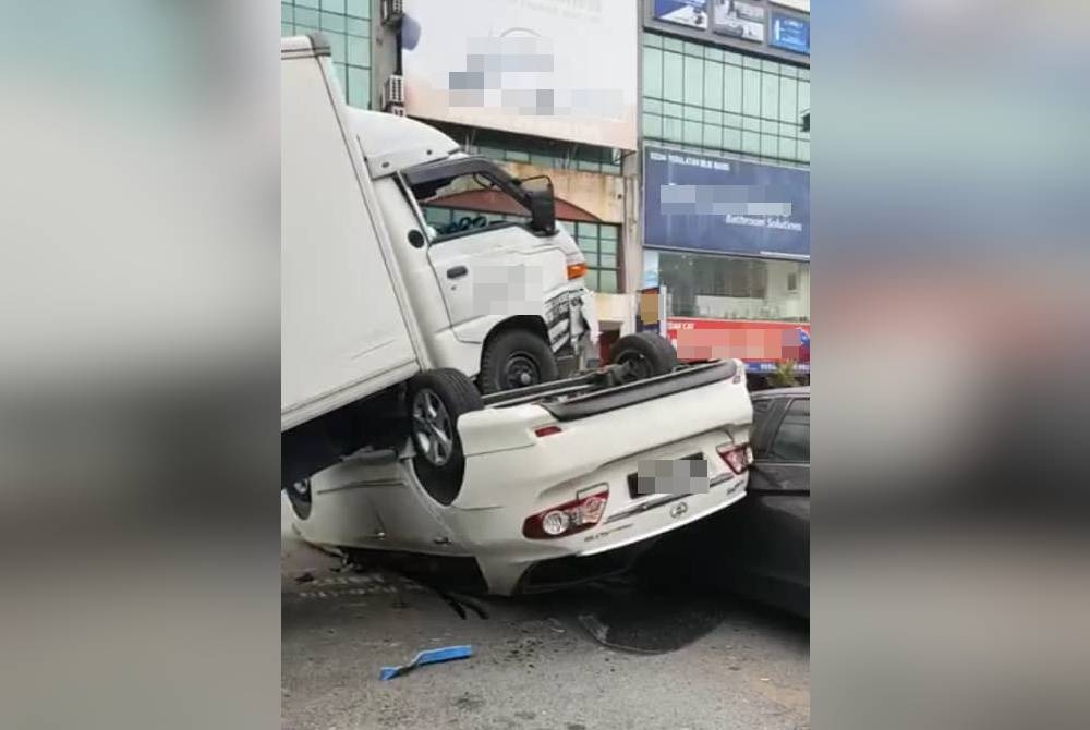 Tangkap layar video di media sosial memaparkan sebuah lori yang terbabas dan melanggar beberapa buah kenderaan lain di persimpangan lampu isyarat di Jalan Lebuh Puteri di sini pada Selasa.