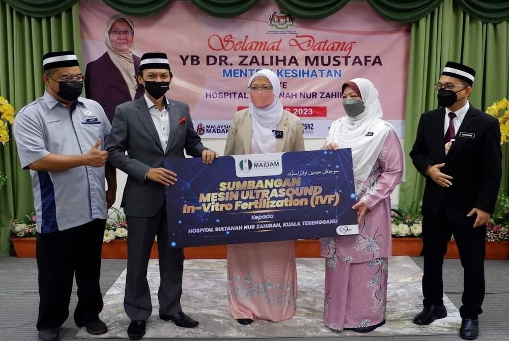 Dr Ahmad Azrin (dua dari kiri) menyempurnakan gimik penyerahan mesin IVF kepada Dr Kasmani (dua dari kanan) disaksikan Dr Zaliha (tengah).