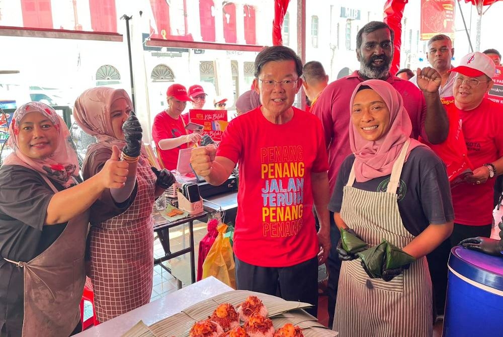 Kon Yeow beramah mesra dengan peniaga di Medan Selera Lebuh Pantai dalam jelajah mesranya pada Rabu.