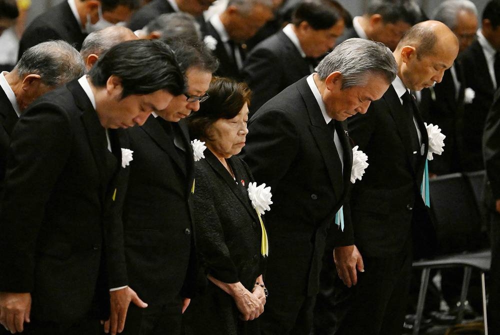 Mangsa pengeboman atom Takeko Kudo, 85, (tiga dari kiri) dan wakil mangsa yang lain bertafakur seketika semasa upacara peringatan keamanan ulang tahun ke-78 pengeboman atom semasa Perang Dunia II pada Rabu. - Foto AFP