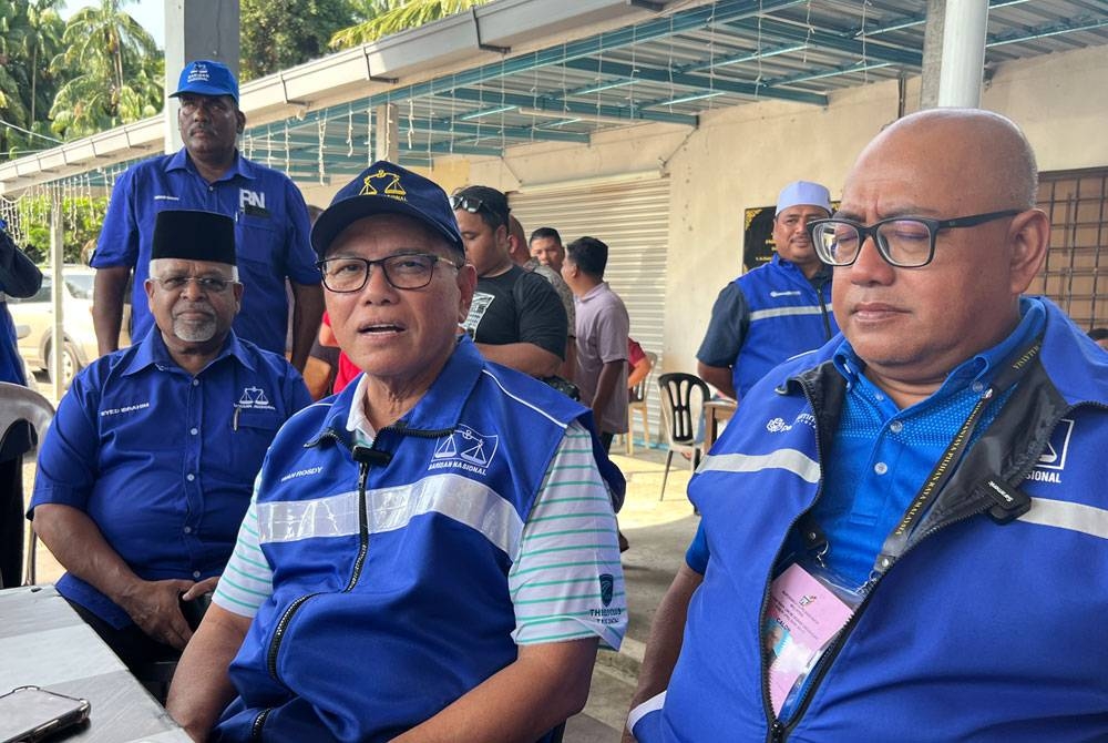 Wan Rosdy (dua dari kanan) ketika sidang akhbar selepas program bersama calon BN DUN Linggi, Datuk Mohd Faizal Ramli (kanan) di Pasir Panjang pada Rabu.