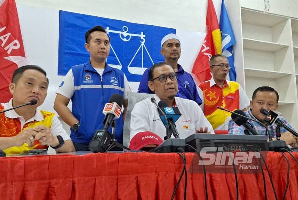 Mohd Yahya (duduk, tengah) pada sidang akhbar di Bangunan UMNO Bahagian Sungai Besar pada Rabu.