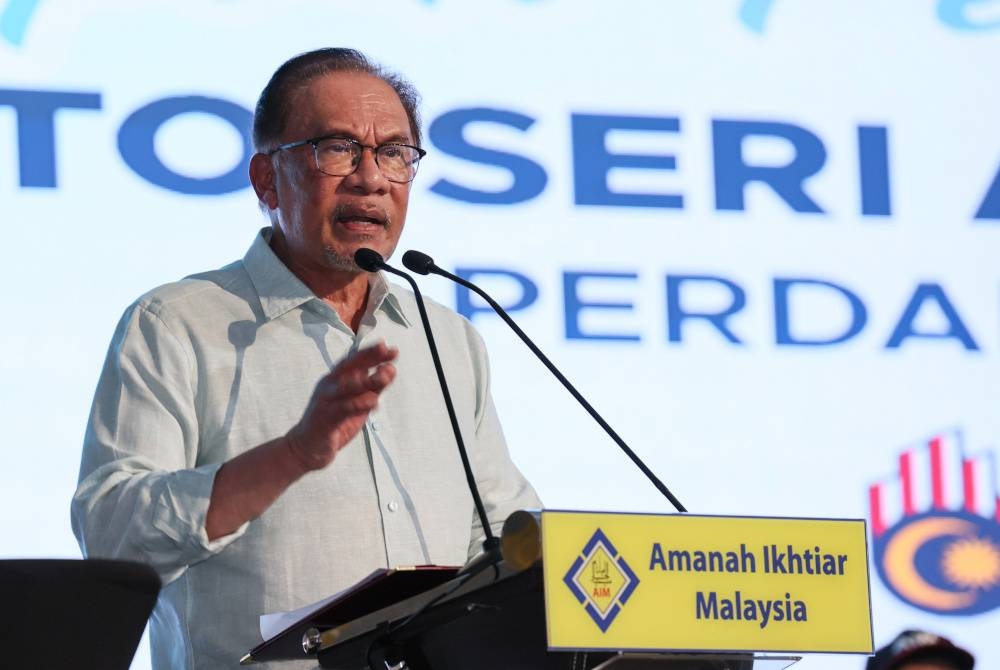 Anwar menyampaikan ucapan pada Majlis Perasmian Karnival Sahabat Usahawan Madani Amanah Ikhtiar Malaysia Wilayah Terengganu pada Rabu. - Foto Bernama