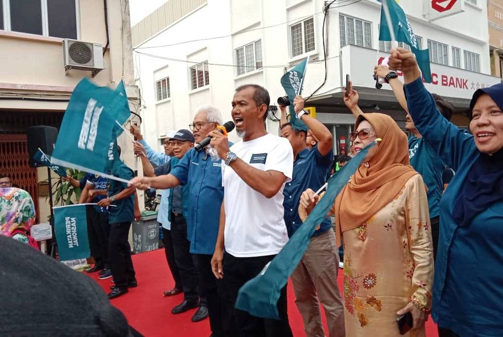 Rais (lima dari kanan) bersama Hamzah (empat dari kanan) dan kepimpinan PN di Jelebu pada Rabu.