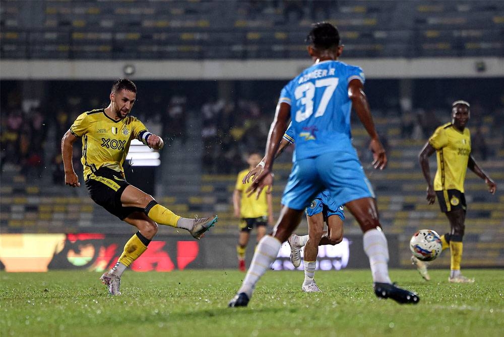 Pemain Perak FC, Luciano Guaycochea (kiri) melepaskan rembatan ke gawang gol lawan ketika bertemu pasukan Penang FC dalam saingan Liga Super Malaysia 2023 di Stadium Perak malam Rabu. - Foto: Bernama