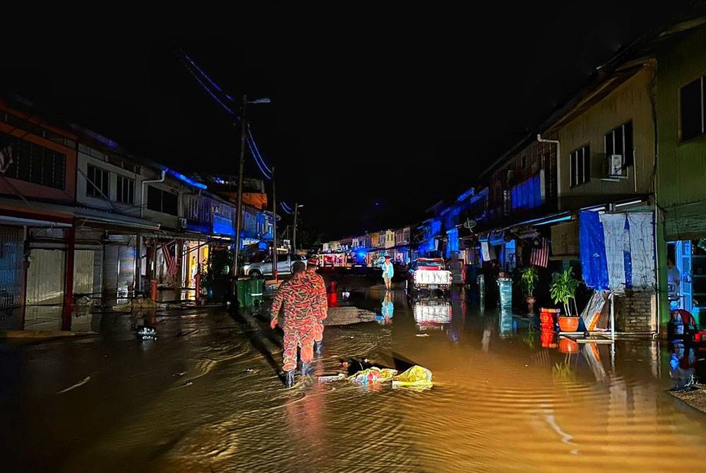 Keadaan kawasan yang terjejas akibat banjir kilat dekat Klinik Desa Sri Jaya,Maran. Foto Ihsan JBPM