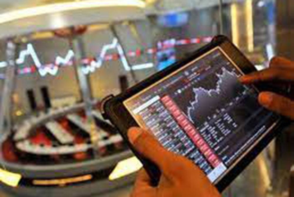 Pada 9.05 pagi, FTSE Bursa Malaysia KLCI (FBM KLCI) susut 2.58 mata kepada 1,459.45 daripada 1,462.03 pada penutup semalam. Foto hiasan