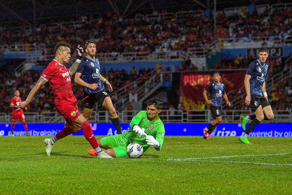 Aksi Ayron (kiri) ketika Selangor berdepan KL City dalam perlawanan Liga Super di Stadium MBPJ pada Selasa.- Foto Bernama.