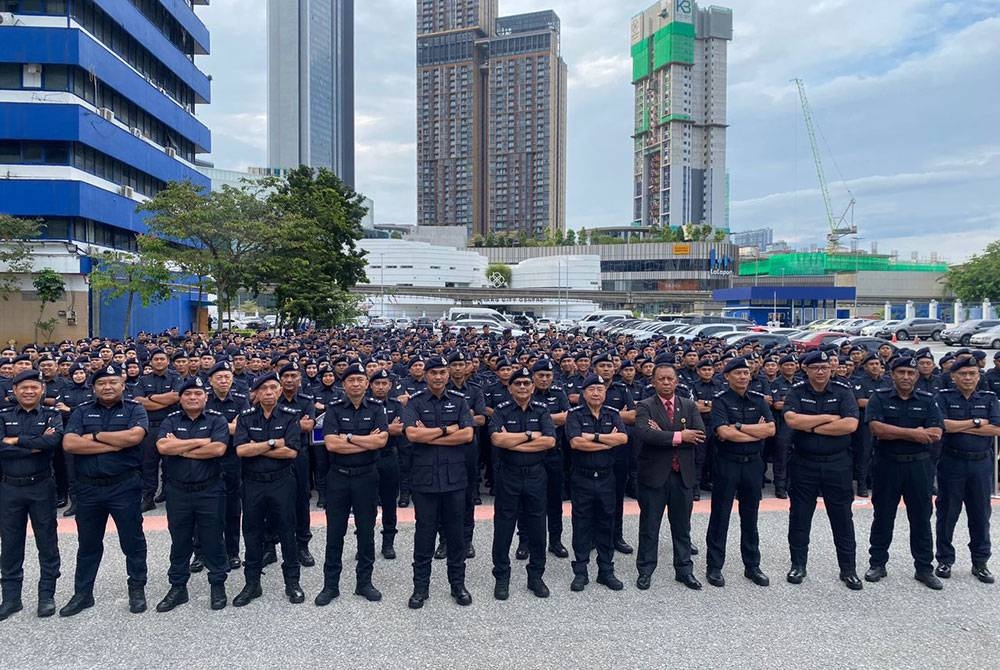 Azry Akmar (lapan kanan) bersama pegawai bergambar bersama petugas Polis Kuala Lumpur yang ditugaskan di PRN Terengganu.