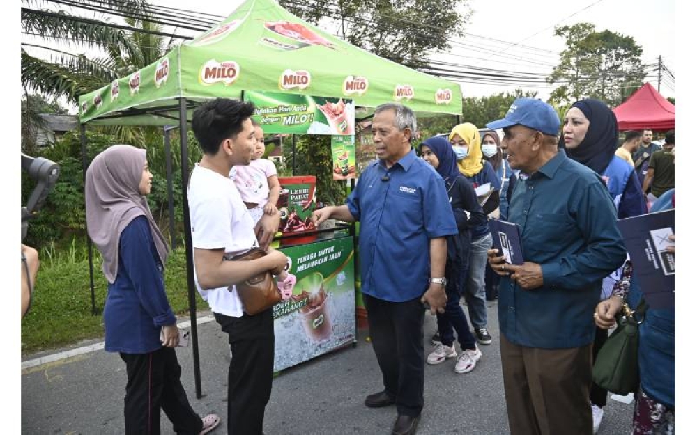 Calon PN DUN Dengkil, Datuk Seri Jamil Salleh (dua dari kanan) menemui seorang pengundi semasa mengadakan ‘walkabout’ di DUN Dengkil pada Rabu. 