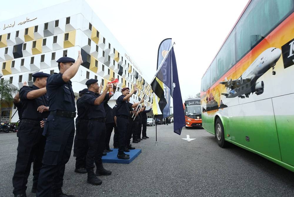 Mohd Yusri melepaskan warga Polis Perak yang akan ditugaskan pada PRN Kelantan.