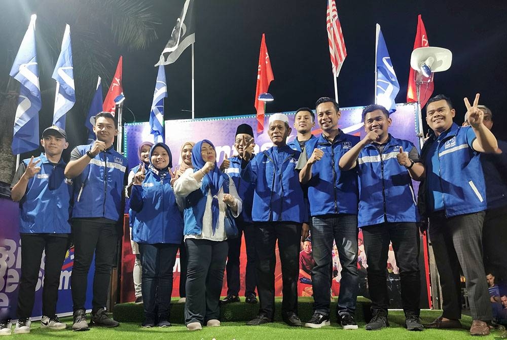 Nik Dir (empat dari kanan) bersama jentera parti sempena Ceramah Mega Jelajah Perpaduan Madani Terengganu, di Wakaf Tapai, di Marang.