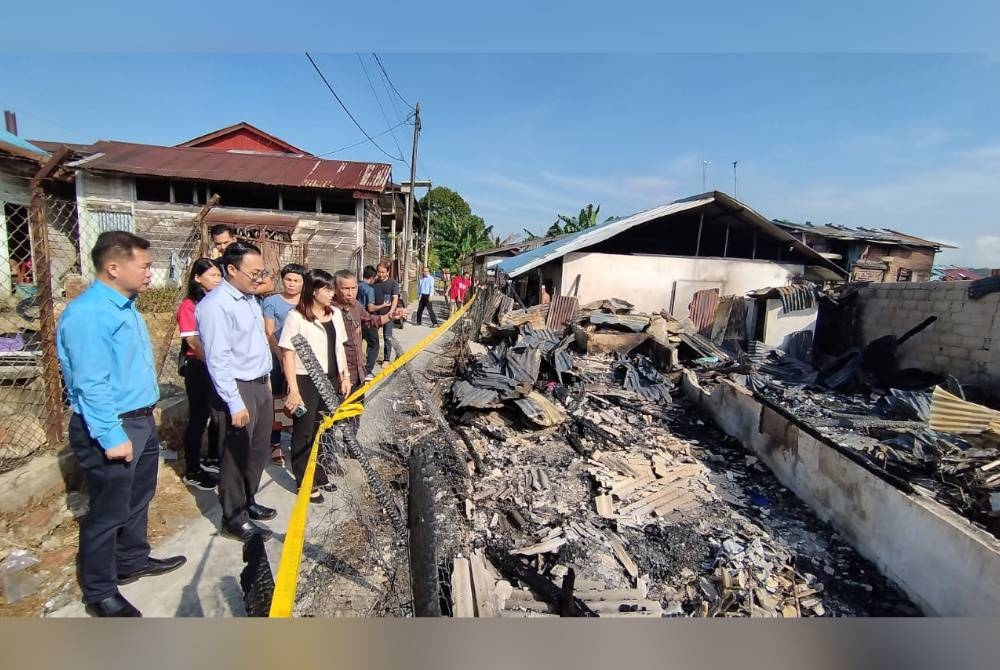 Nie Ching dan Bor Yang melawat tapak enam buah rumah yang terbakar di Taman Kulai, Kulai pada Khamis.