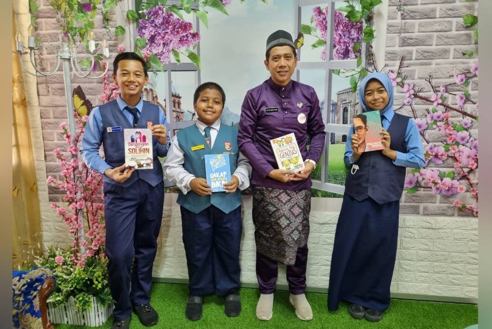 Hamdan Daniel bersama-sama pasukan Bicara Cilik Rasuah Busters SK Bukit, Klang 2023.