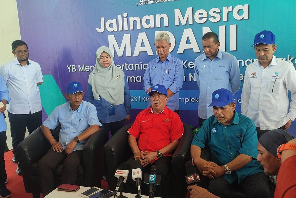 Mohamad (tengah) pada sidang media selepas Majlis Jalinan Mesra Madani bersama Nelayan Kuala Kedah di Perikanan LKIM Kuala Kedah, di sini pada Khamis.