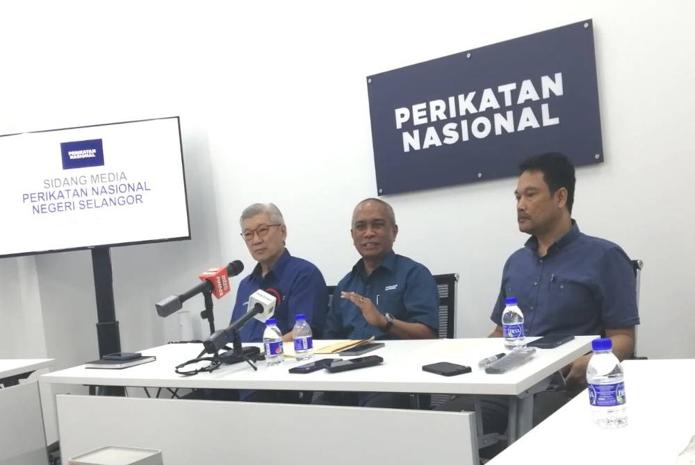 Roslan Shahir (tengah) ketika sidang akhbar PN pada Khamis.