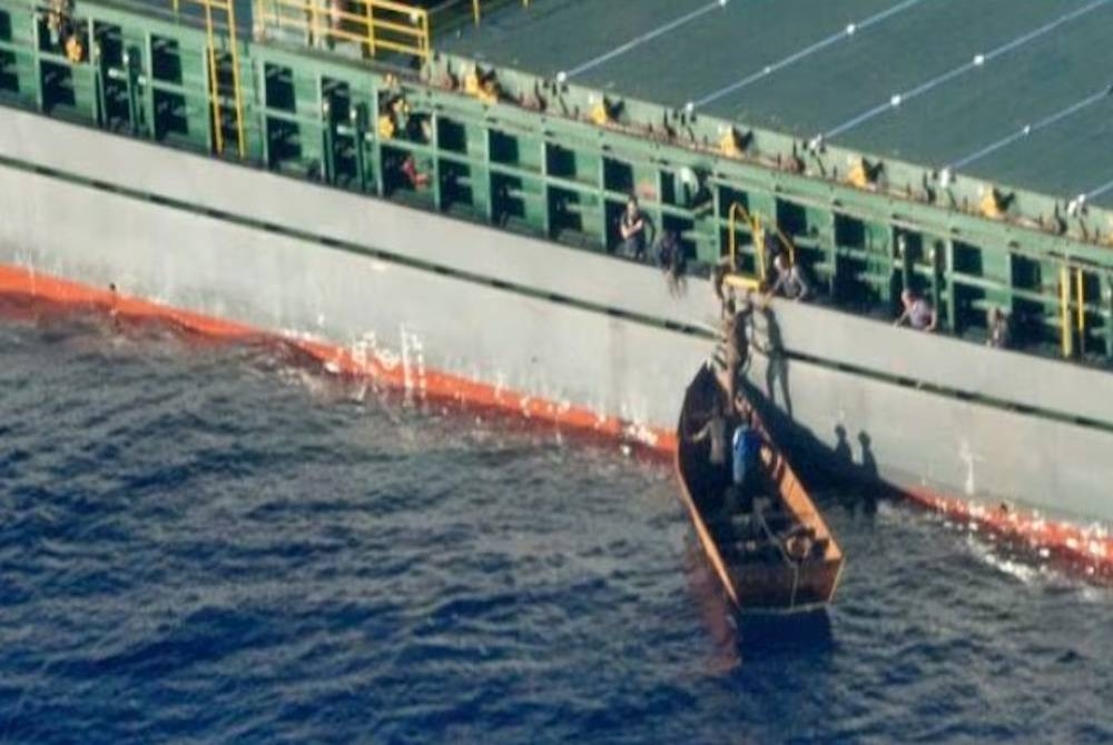 Lebih 41 migran dikhuatiri maut dalam insiden terbaharu kapal karam di laluan merentasi Laut Mediterranean. - Foto AP