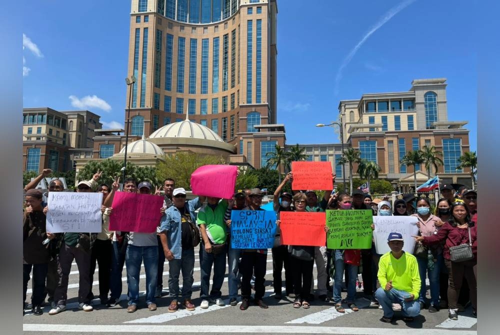 Sebahagian wakil penduduk yang hadir di pekarangan Menara Kinabalu untuk menghantar memorandum rayuan kepada kerajaan negeri supaya menyambung semula bekalan elektrik di perumahan SFI, Sipitang.